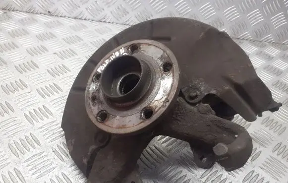Volkswagen Polo IV 9N3 Front wheel hub spindle knuckle