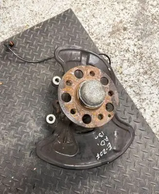Mercedes-Benz E C207 W207 Front wheel hub