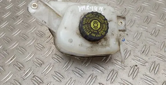 Toyota Yaris Brake fluid reservoir 