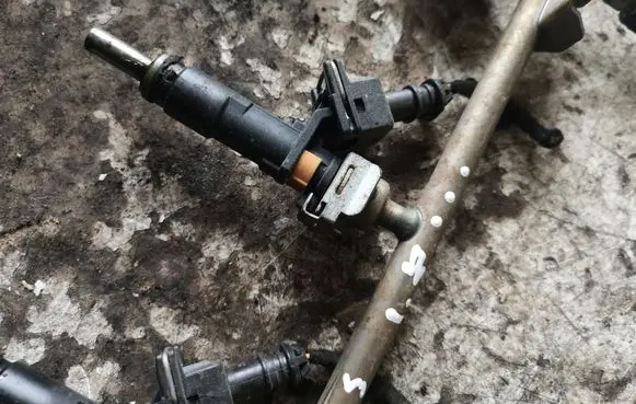 Opel Insignia A Fuel injector 55353806