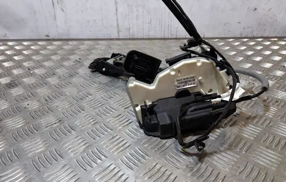 Volkswagen Jetta VI Front door lock 5K1837016E