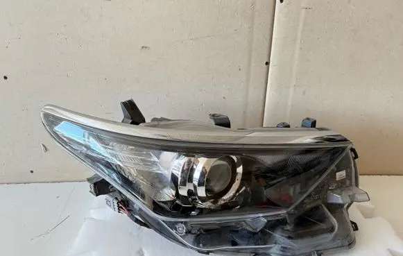 Toyota Auris E180 Headlight/headlamp 8111002K30