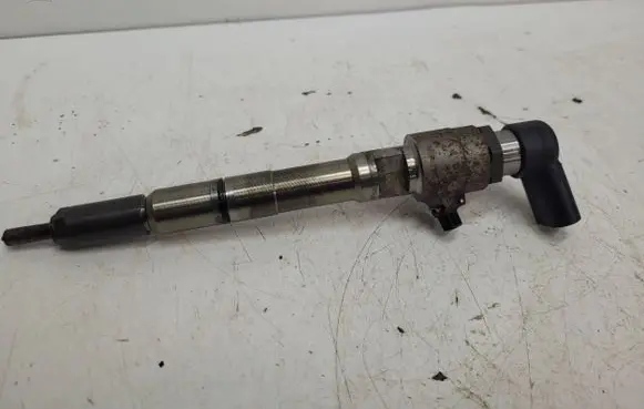 Volkswagen Caddy Fuel injector 03L130277B