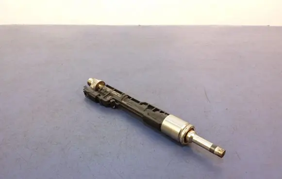 BMW 5 G30 G31 Fuel injector 0261500264