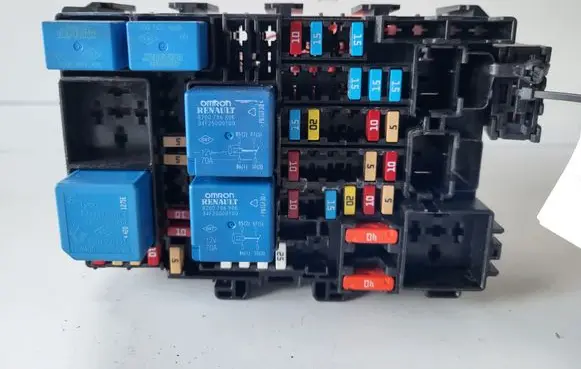 Renault Clio V Fuse module 243805499R