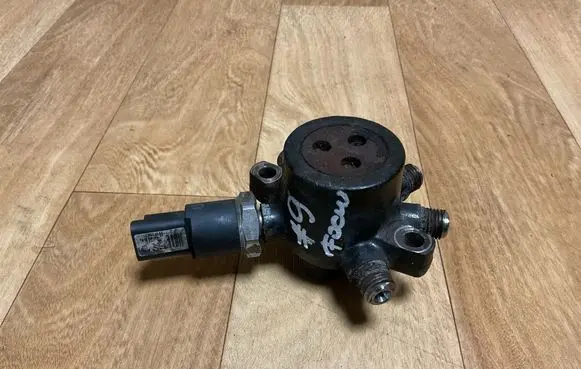 Ford Focus Fuel distributor R9144Z020C