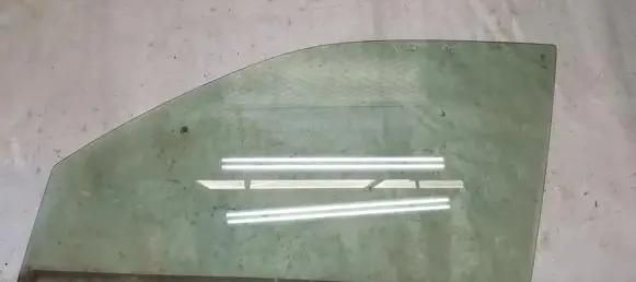 Nissan X-Trail T30 Front door window glass four-door