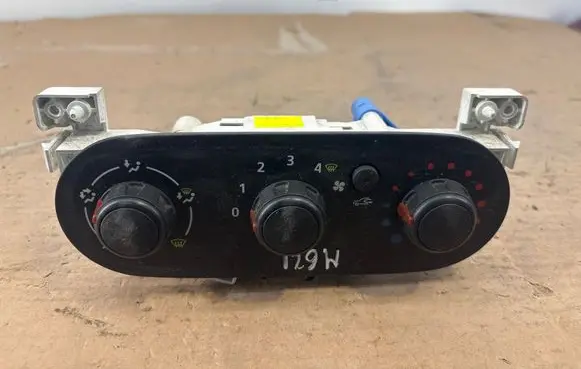 Opel Vivaro Air conditioning/heating control unit E1093050 30080061