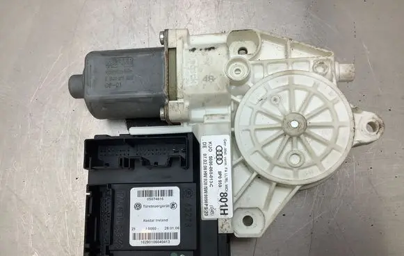 Audi A3 S3 8P Front door window regulator motor 8P0959801H S006060013C 632737