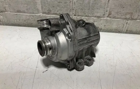 BMW 5 E60 E61 Water pump 707223020