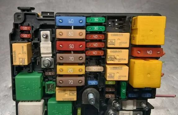 Peugeot 2008 I Fuse module 980484858