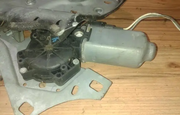 Renault Laguna I Front door window regulator motor