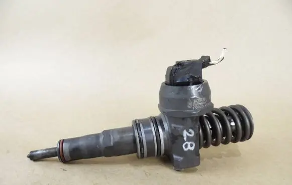 Volkswagen Golf V Fuel injector 0414720313