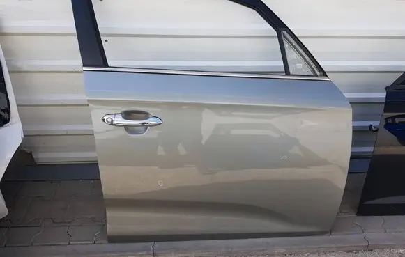 KIA Carens III Front door 