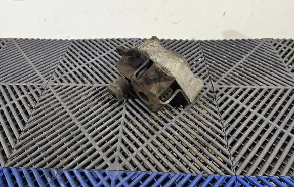Toyota Prius (XW20) Engine mount bracket