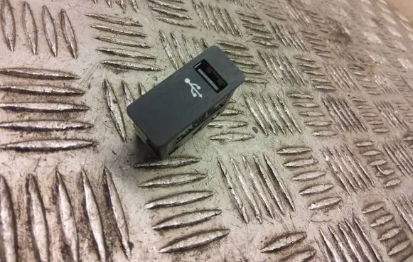 BMW X2 F39 USB socket connector 6820397