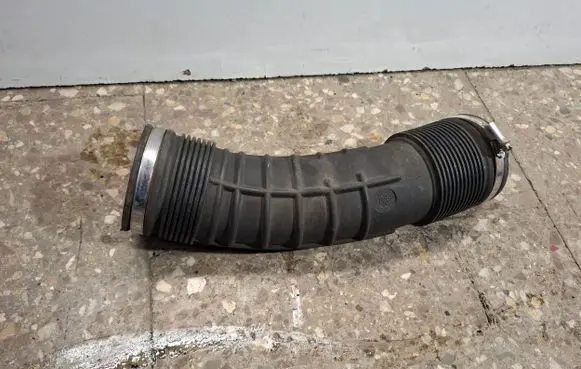Volvo XC60 Air intake hose/pipe 6898050
