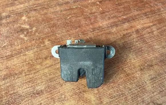 Volkswagen Touran I Tailgate/trunk/boot lock/catch/latch 1T0827505C