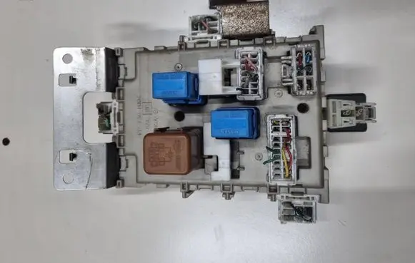 Nissan Almera Tino Fuse box set 243504U100 0513002