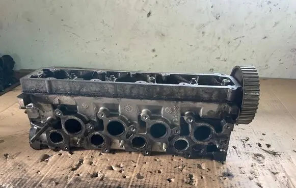 Peugeot 307 Engine head 9634963010