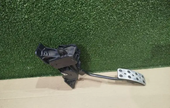 Mitsubishi Pajero Accelerator throttle pedal APM30018 73140074