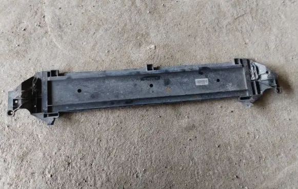 BMW 5 F10 F11 Radiator mount bracket 7804619