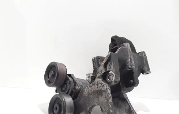Hyundai Santa Fe Power steering pump mounting bracket 