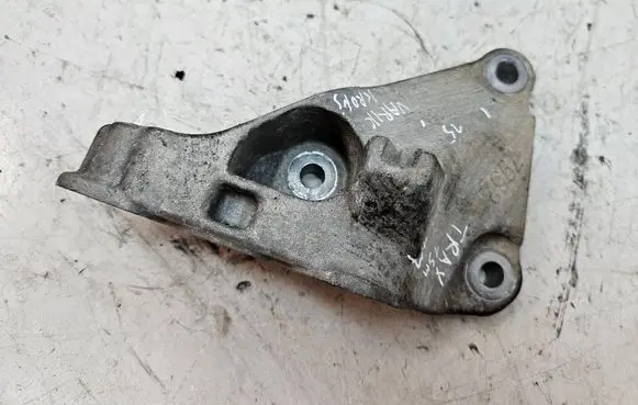 Engine mounting bracket