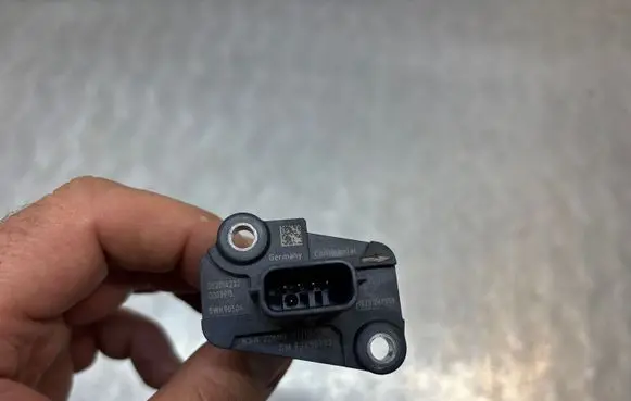 Nissan Qashqai Mass air flow meter 93450753