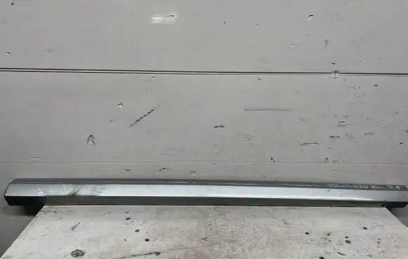 Volvo V70 Front door trim (molding) 39885628