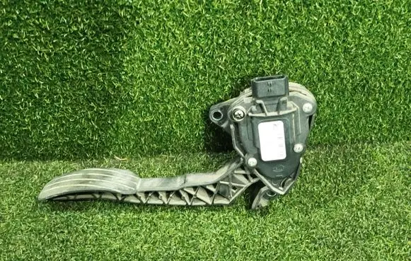 Accelerator throttle pedal