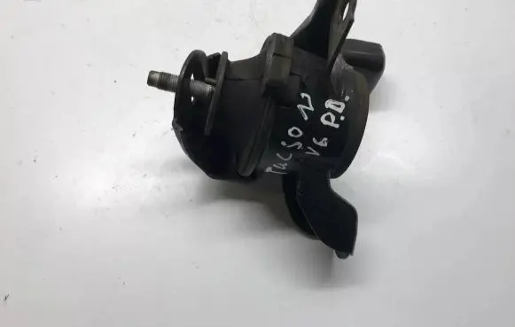 Hyundai Tucson JM Engine mount bracket 218122E000 8DFA0284