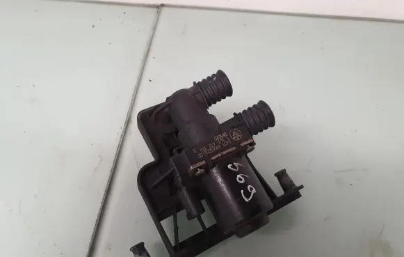 BMW 5 E60 E61 Coolant heater control valve 6920226 64116920226 64118379921