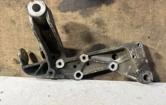Volkswagen Touran I Engine mounting bracket 1K0199296F
