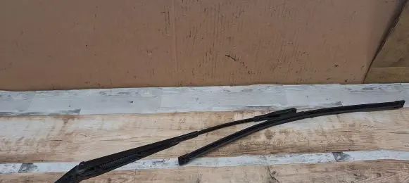 Opel Zafira B Front wiper blade arm 13145564