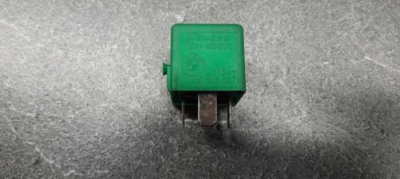 BMW 3 E36 Fuel pump relay 8353447
