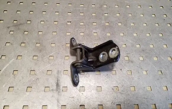 Nissan Qashqai+2 Rear door lower hinge