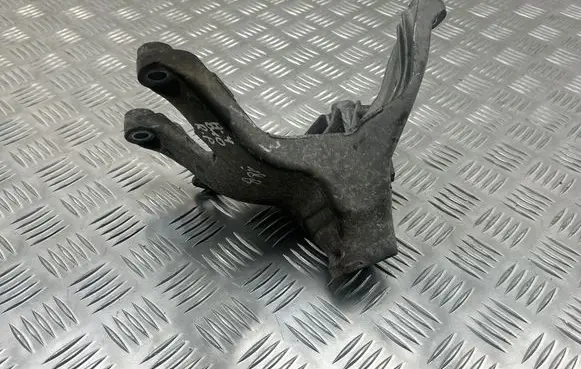 Engine mounting bracket