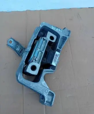 Mercedes-Benz A W176 Engine mounting bracket