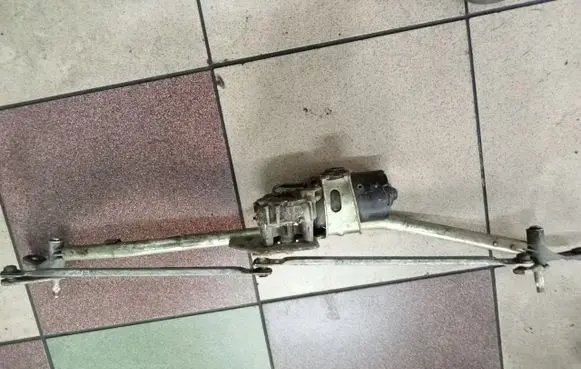 Seat Toledo I (1L) Front wiper linkage and motor 