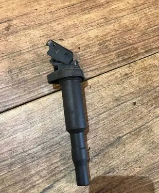 BMW X6 E71 High voltage ignition coil 8647689 0221504470
