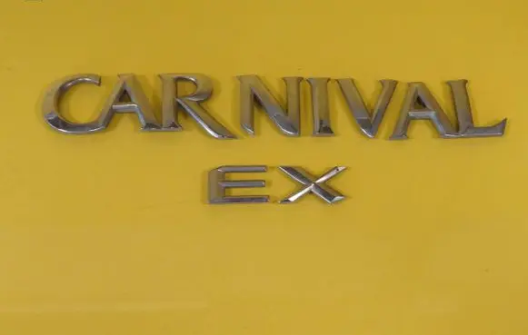KIA Carnival Manufacturers badge/model letters 