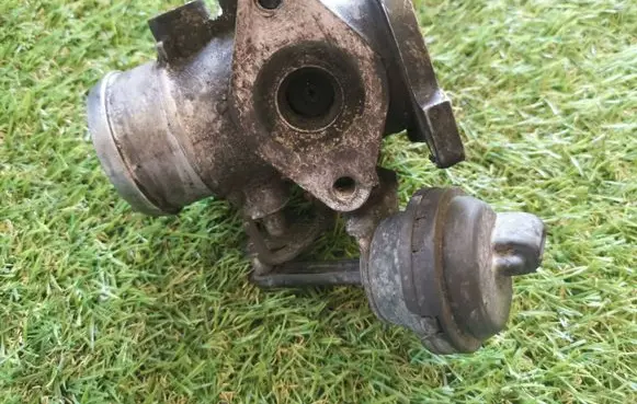 Volkswagen Polo IV 9N3 EGR valve 038129637