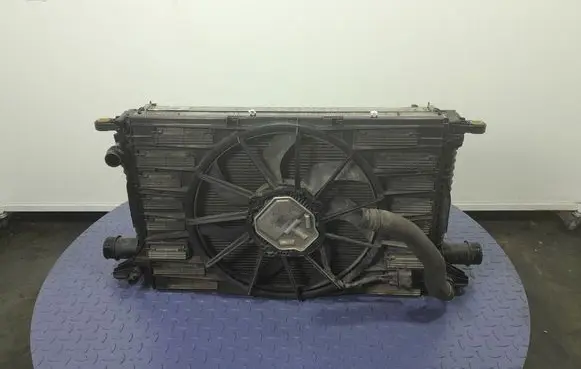 Audi Q7 4M Coolant radiator 8W0121251N
