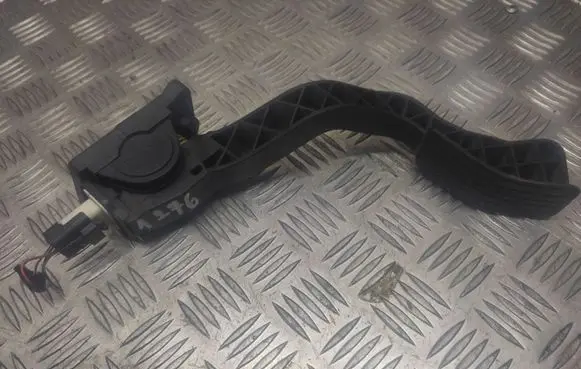 Accelerator throttle pedal