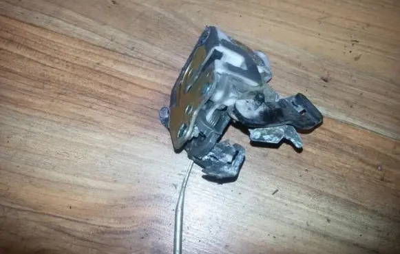 Hyundai Lantra II Rear door lock