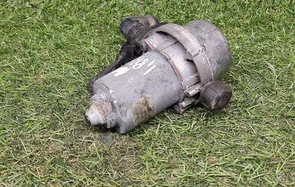 Volkswagen PASSAT B5.5 Vacuum pump 8E0927317