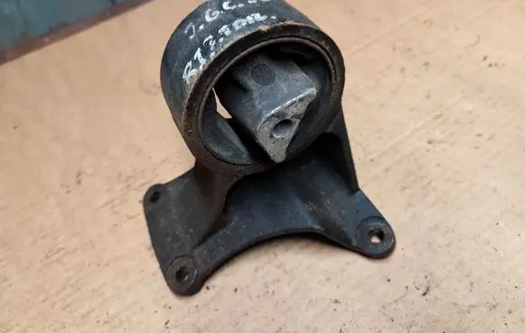 Jeep Grand Cherokee (WJ) Engine mount bracket 52059050