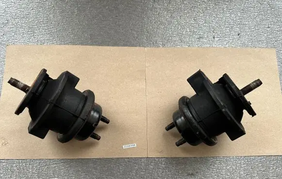 Nissan Patrol Y61 Engine mount bracket 11210VB910 11220VB911