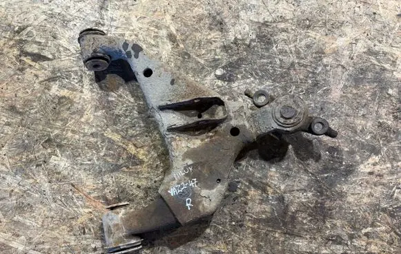 Toyota Hilux (AN10, AN20, AN30) Front lower control arm/wishbone